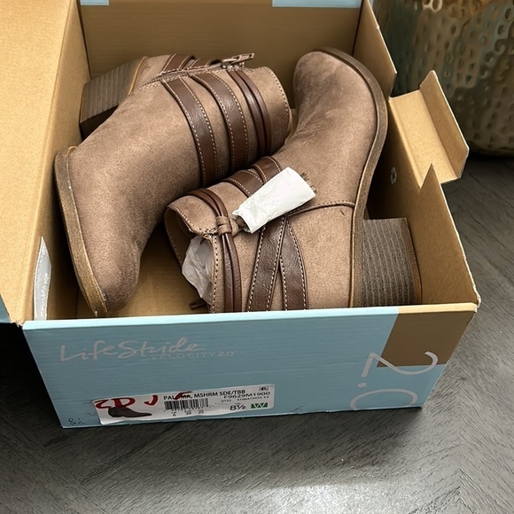 LifeStride Paloma Bootie (Wide) - Picture 2 of 9